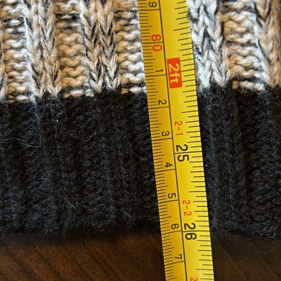 Cozy Black and White Knit Sweater with hood - Picture 7 of 9